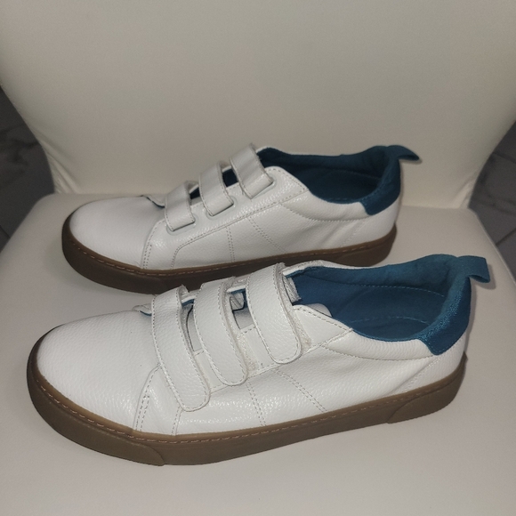 Old Navy Off White Sneakers with Blue Accents - Picture 3 of 9